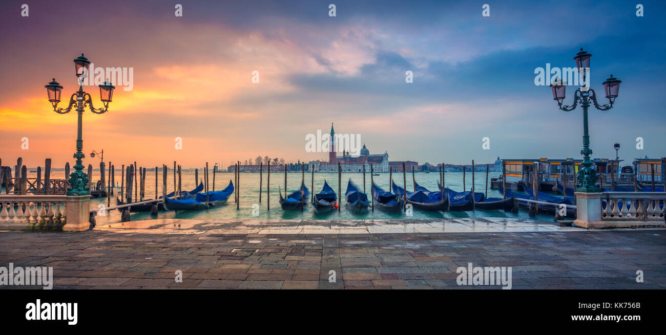 Venedig Panorama. Panoramablick auf das Stadtbild Bild von Venedig, Italien bei Sonnenaufgang. Stockfoto