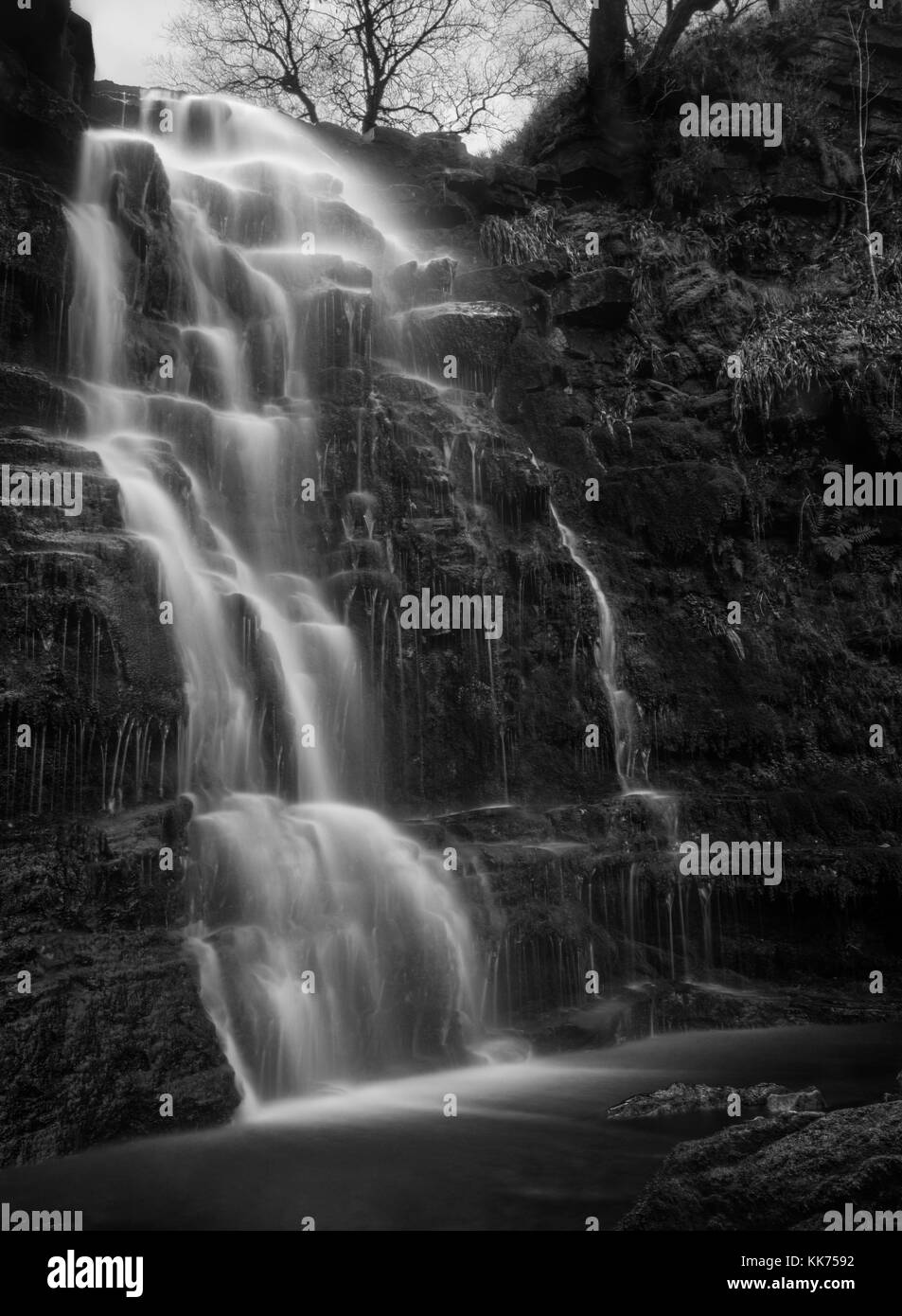 Mittlere schwarze Clough Wasserfall, Peak District, Langzeitbelichtung, Schwarz und Weiß Stockfoto
