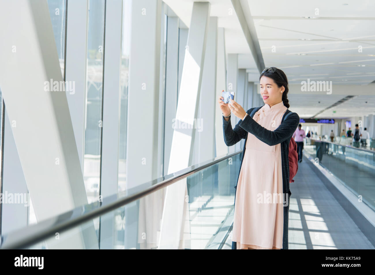 Mädchen der Aufnahme durch das Fenster auf der Fahrsteig Stockfoto