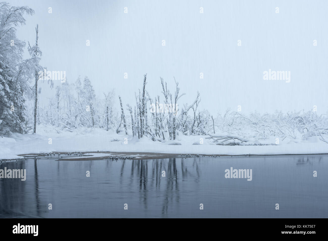 Verschneite Landschaft und Fluss Stockfoto