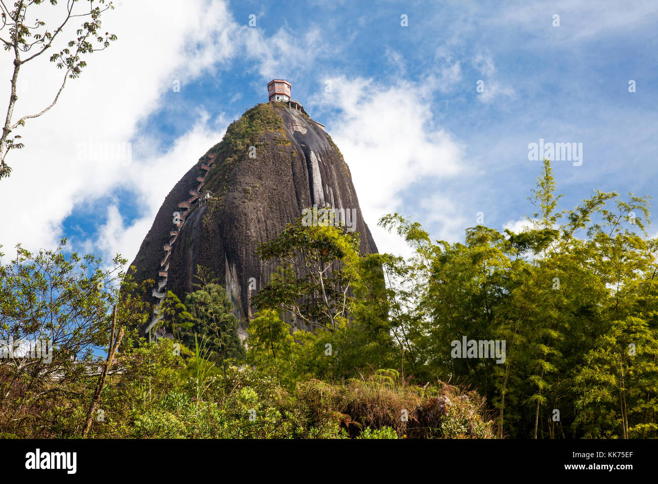 Monolithischer Steinberg in Guatape, Kolumbien Stockfoto