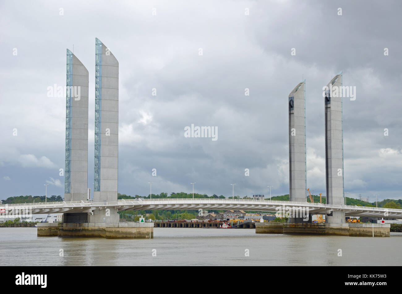 Moderne bewegliche Brücke in der französischen Stadt Bordeaux. Stockfoto