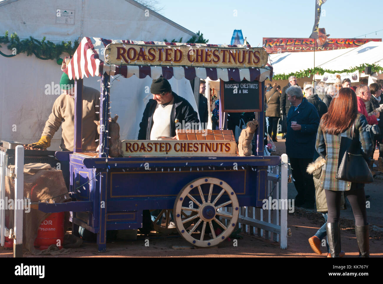 Street Food Verkäufer, die gebratenen Kastanien auf dem Markt Stockfoto