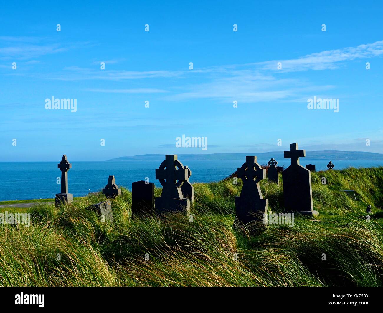 Einen einsamen und alten Friedhof mit keltischen Gräber auf dem entfernten Insel Inisheer in die Aran Inseln, Galway Bay, County Clare, Westküste Irlands Stockfoto