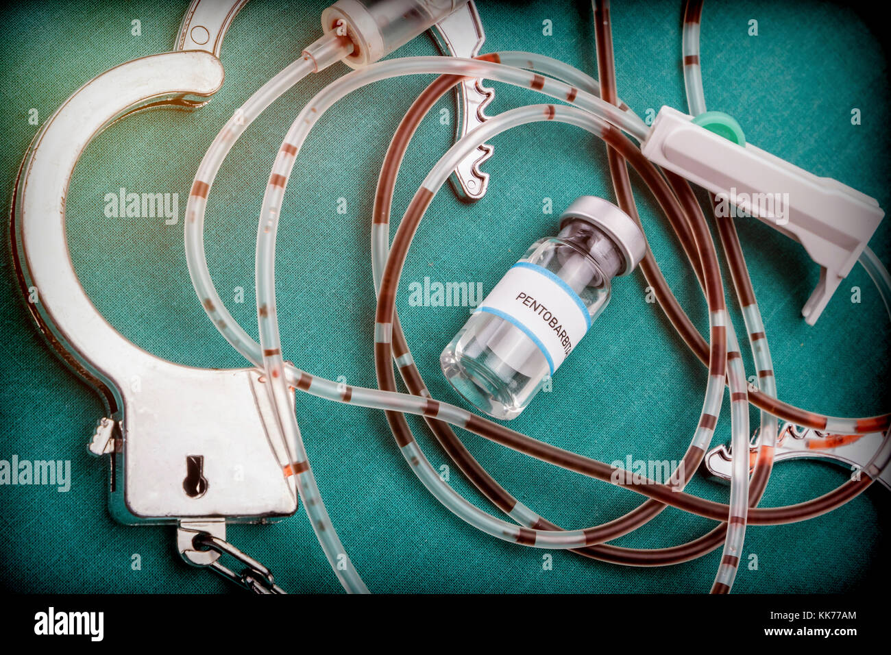 Handschellen neben einer Durchstechflasche von Pentobarbital und Tropfbewässerung Ausrüstung mit Spuren von Blut, Konzept der Todesstrafe, konzeptionelle Bild Stockfoto
