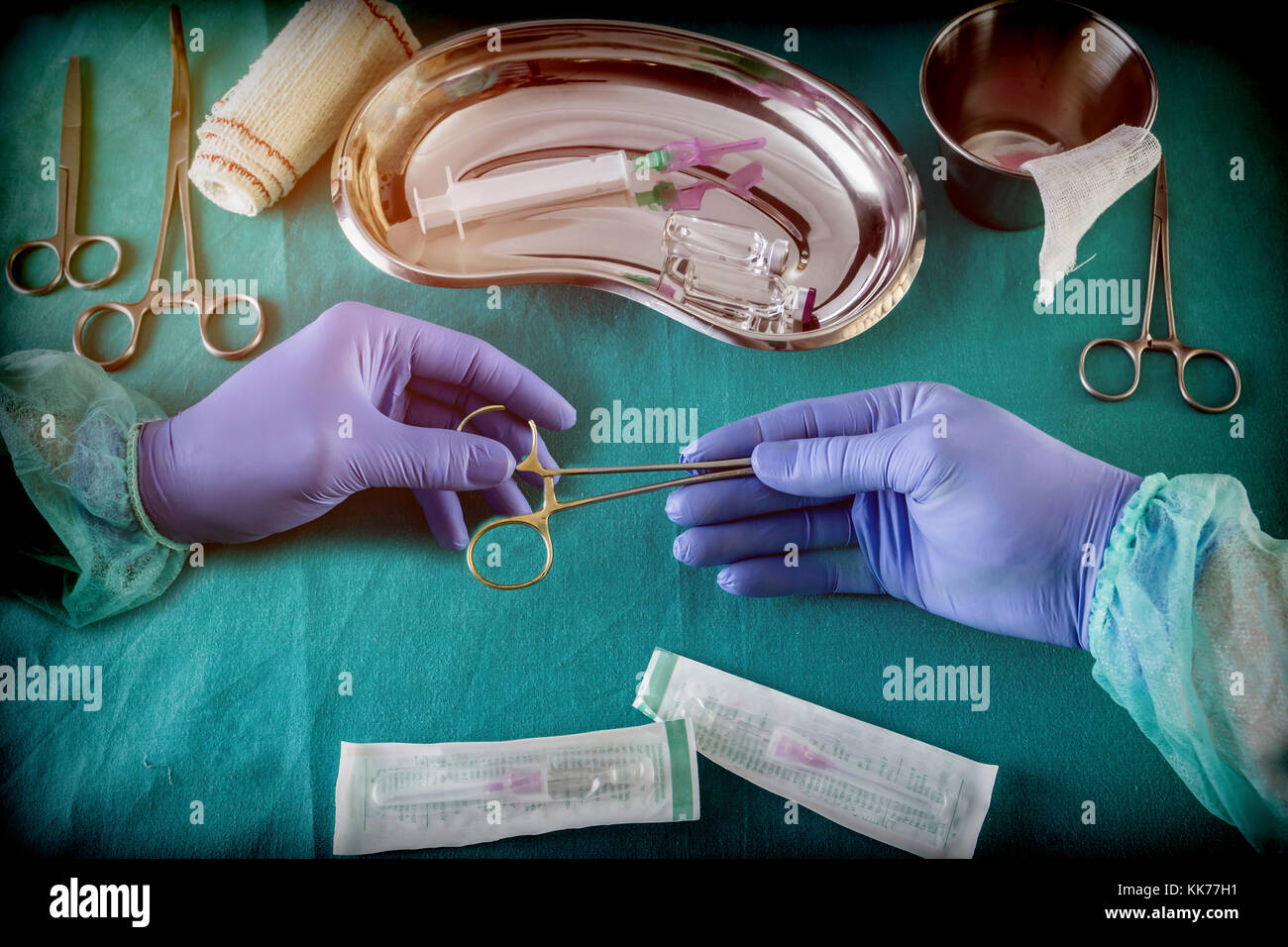 Medizinische und Instrumentalist Krankenschwester, die in einem Operationssaal mit der Schere auf der Chirurgie, die konzeptuelle Bild Stockfoto