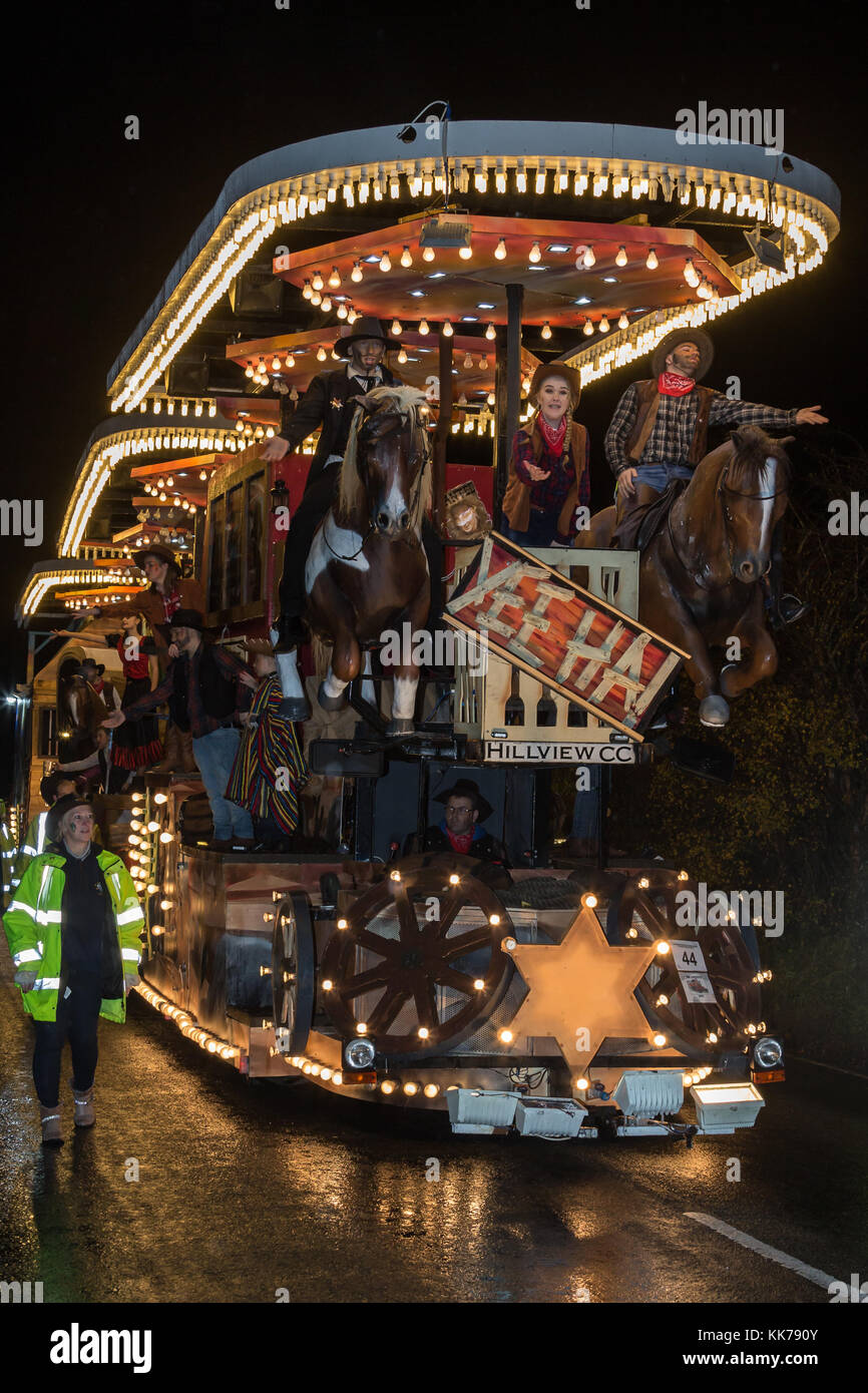 Glastonbury, Großbritannien, 18. November 2017, hillview junior Karneval club Float' Yee ha!' am Glastonbury Karneval 2017 Stockfoto