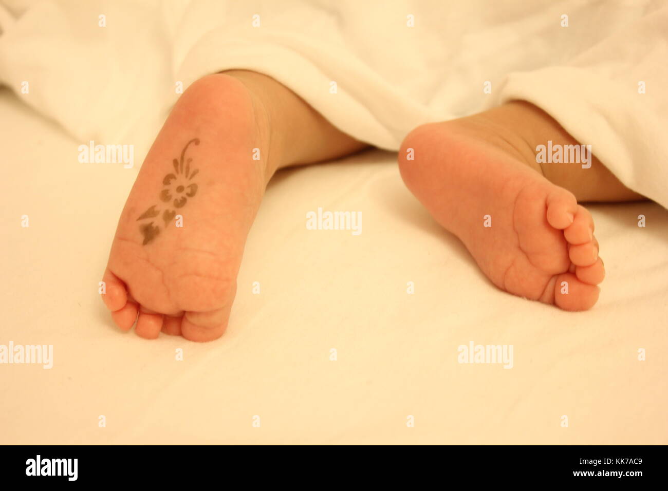 Baby Fuß mit Henna Stockfoto