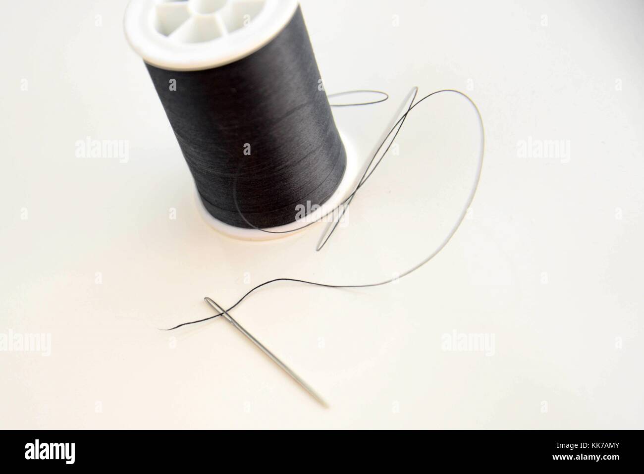 Threaded Needle und schwarz Spule mit Gewinde Stockfoto