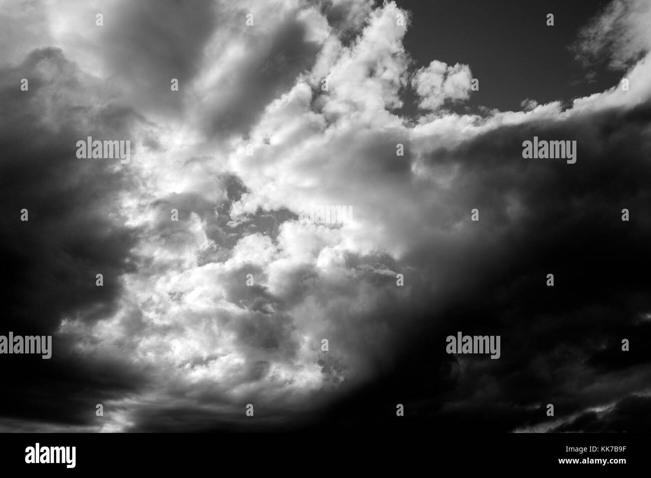 Dramatische Cumulonimbuswolken in Richtung Sonnenuntergang Stockfoto