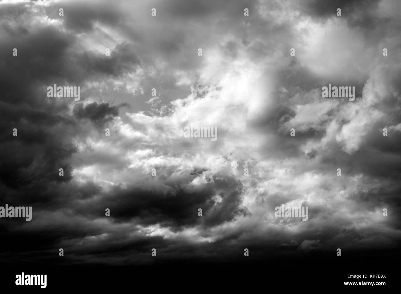 Dramatische Cumulonimbuswolken in Richtung Sonnenuntergang Stockfoto