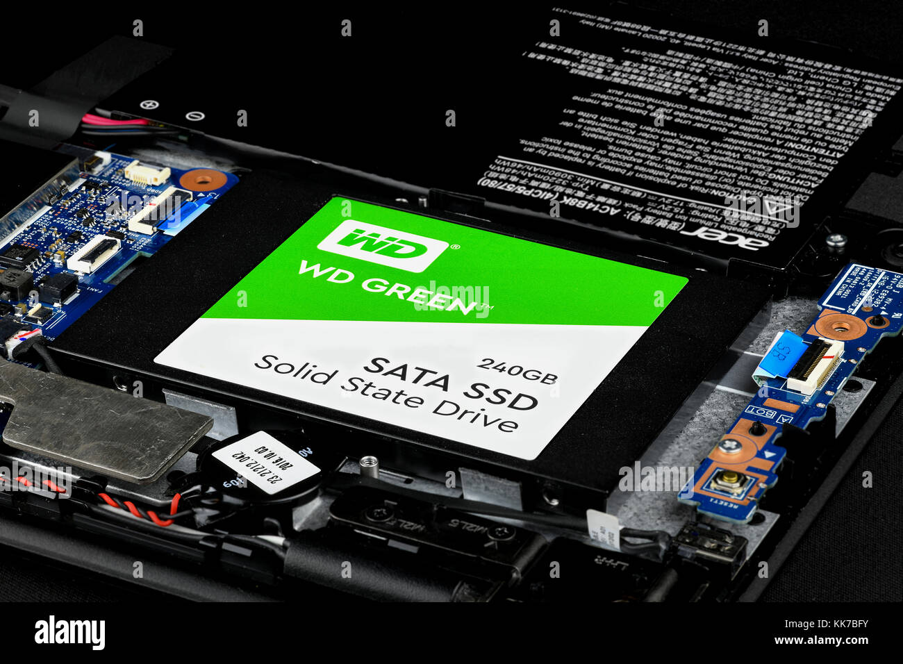 Green Western Digital SATA SSD, ein internes Solid-State-Laufwerk für Laptops, entwickelt für verbesserte Geschwindigkeit und Zuverlässigkeit in Computersystemen Stockfoto