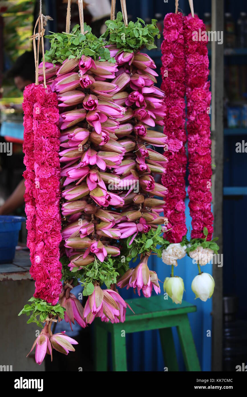 Indische Frau flechten mit Schnur Blumen zu einer Girlande für den Tempel - indische Frau Geflecht mit string Blumen auf eine Girlande für den Tempel Stockfoto