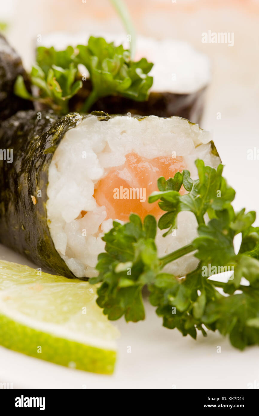 Foto von Sushi und Sashimi Essen auf rechteckigen Platte mit der Unterredung Stockfoto