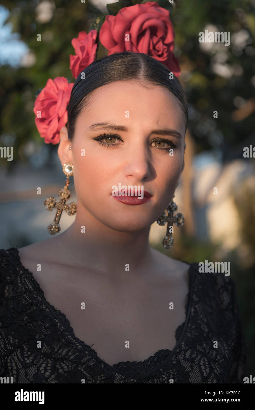 Spanische Frau in einem typischen flamenco Kleid. Stockfoto