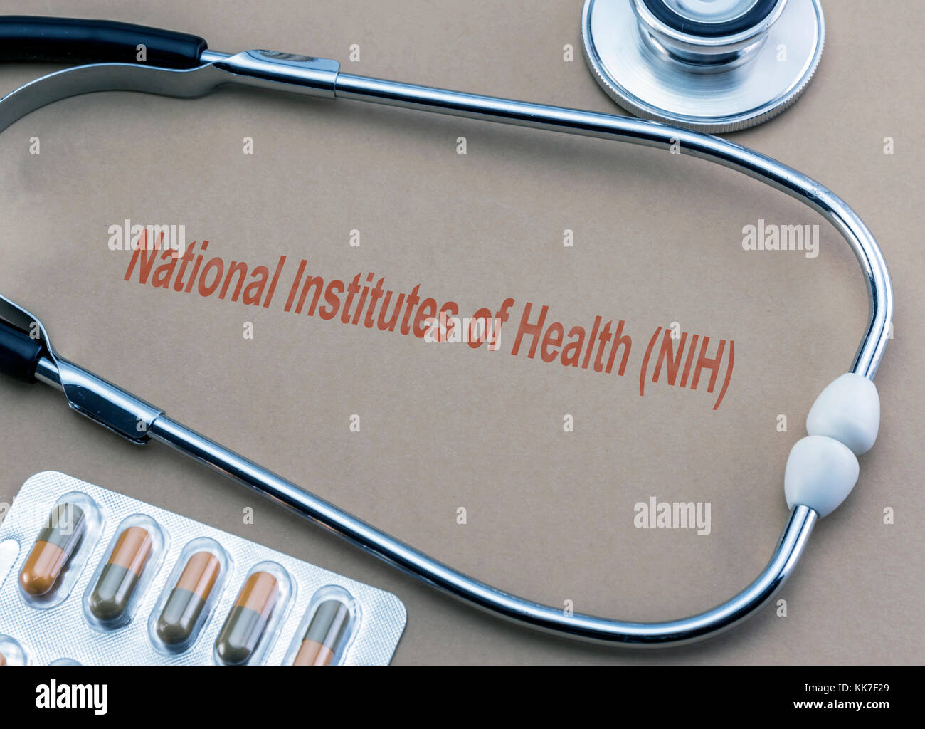 Stethoskop und Kapseln, digitale Komposition mit dem Text NIH (National Institute of Health), konzeptionelle Bild Stockfoto