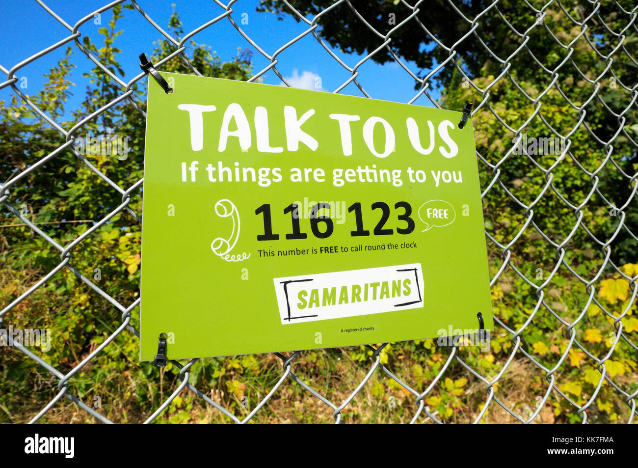 Samariter Schild mit Telefon helpline Nummer Stockfoto