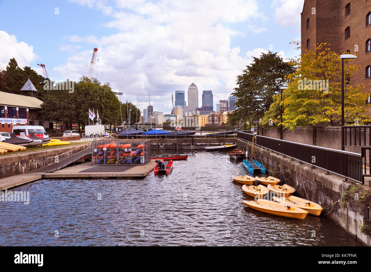 Shadwell Becken Outdoor Activity Center und Canary Wharf Skyline, Tower Hamlets, London, UK, Stockfoto