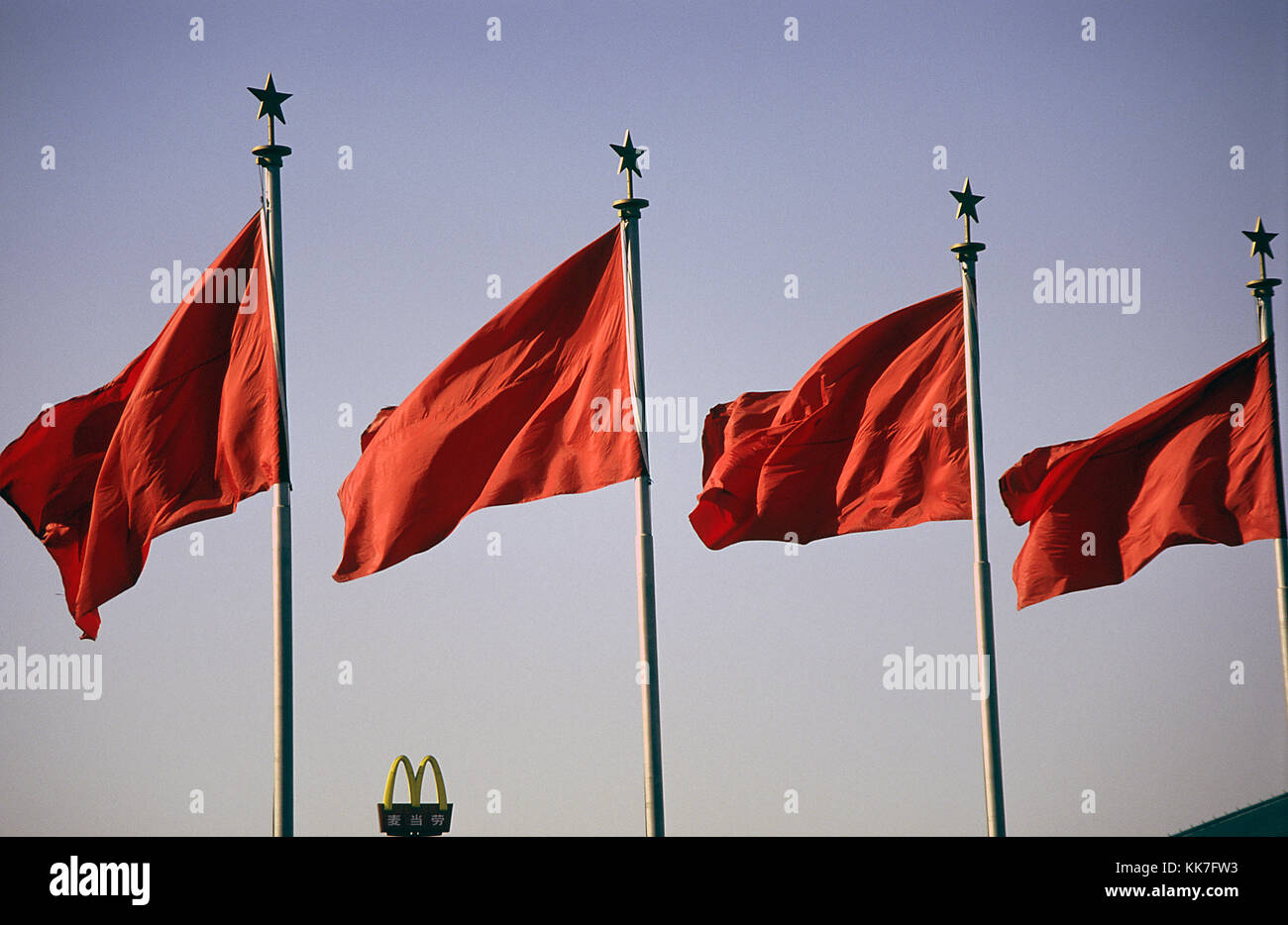 Peking, China, Red Flags sind Fliegen über dem Platz des Himmlischen Friedens Stockfoto
