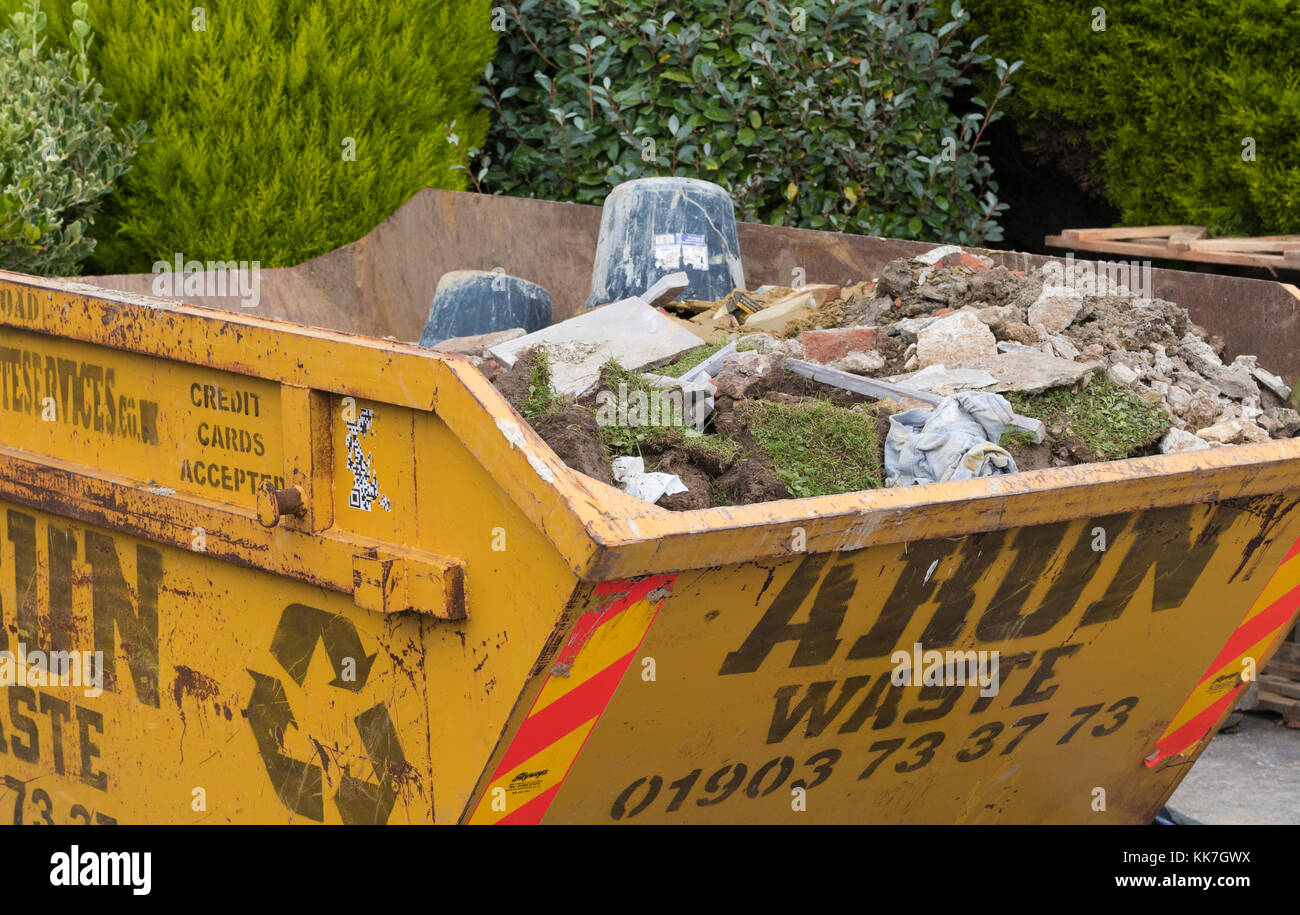 Ein überspringen voller Schutt und Bauschutt auf einer privaten Baustelle in Großbritannien. Stockfoto