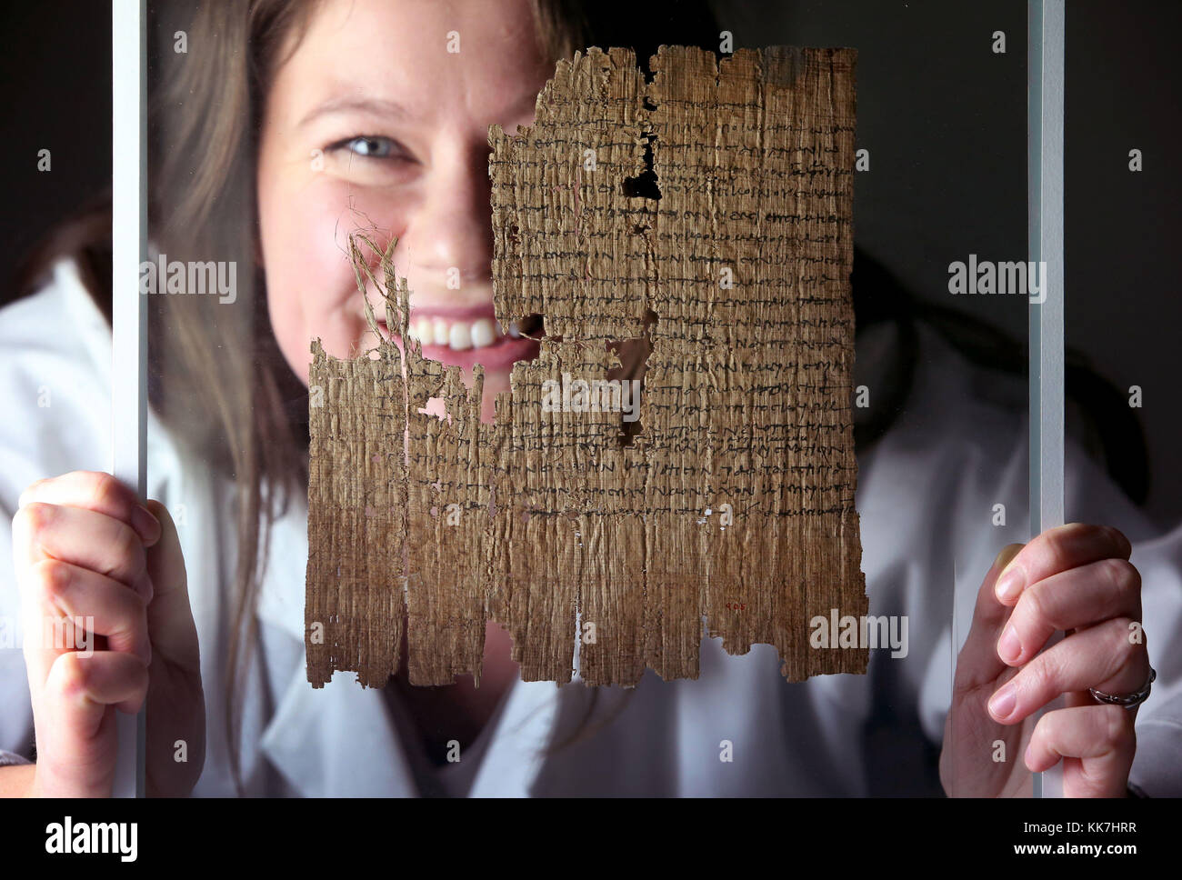 Universität Edinburgh Konservator Emily Hicks einen genaueren Blick auf eine Ägyptische Scheidung aus dem 2. Jahrhundert. Stockfoto