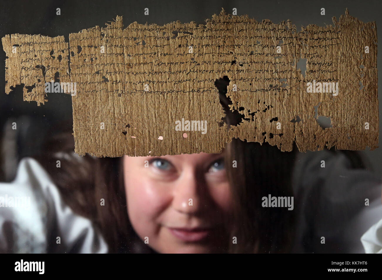 Universität Edinburgh Konservator Emily Hicks einen genaueren Blick auf eine Ägyptische Scheidung aus dem 2. Jahrhundert. Stockfoto