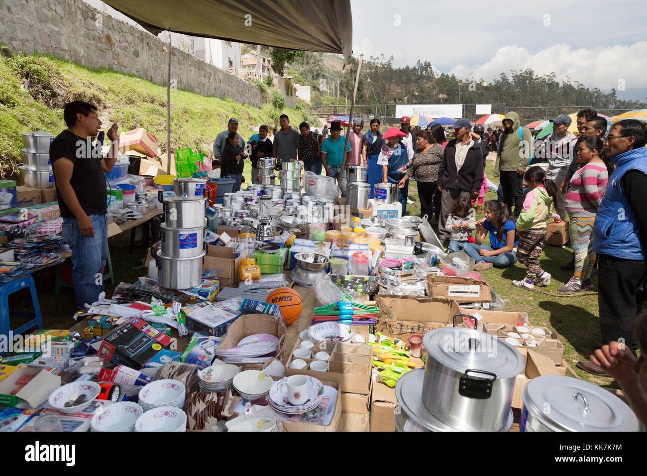 Leute, die im Otavalo Market Stall, Otavalo, Ecuador, Südamerika einkaufen Stockfoto