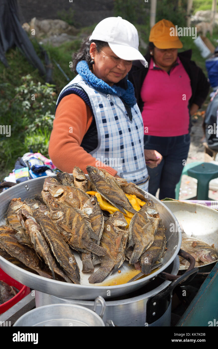 Getrocknete Fischgerichte werden an einem Stand, Otavalo Market, Otavalo, Ecuador, Südamerika, verkauft Stockfoto