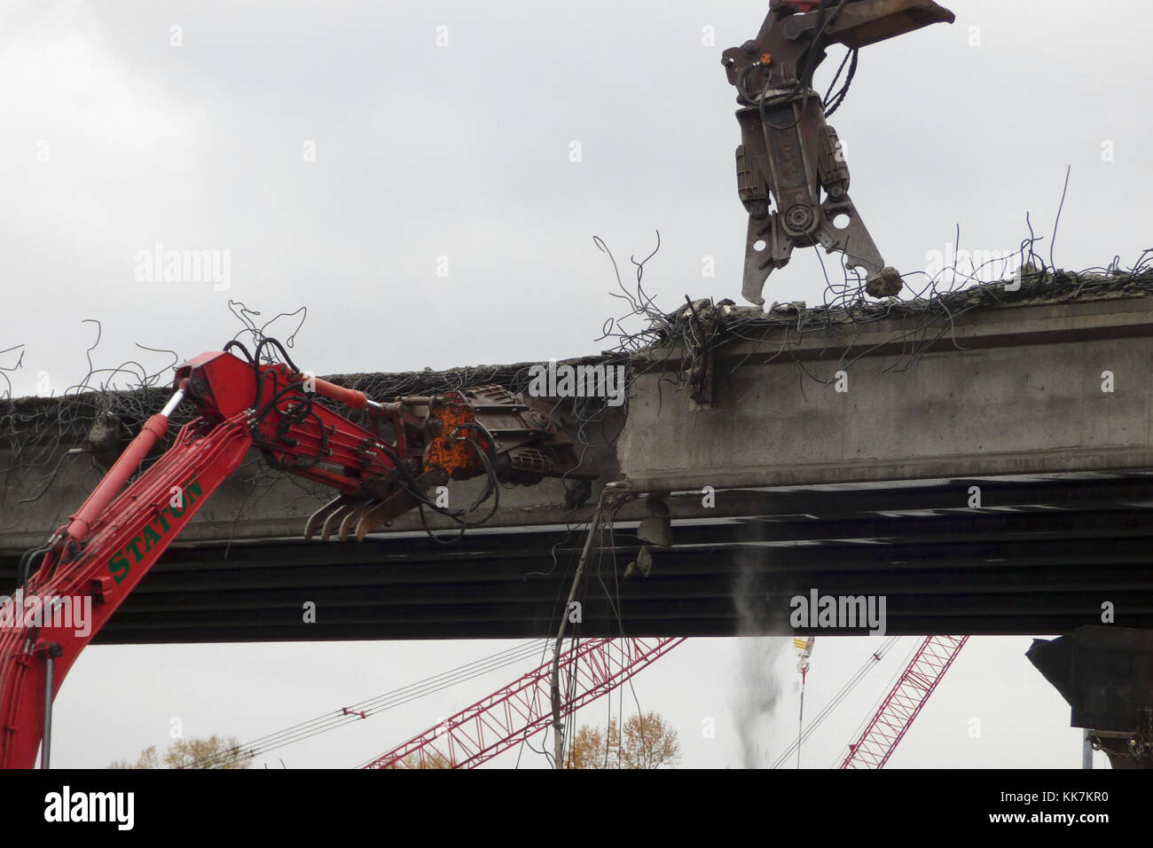 Zwei "munchers" entfernen vorsichtig Abschnitte des zweiten Trägers auf der stillgelegten Westbound SR 520 Abfahrrampe zum Lake Washington Boulevard. Stück für Stück 31485622921 o Stockfoto