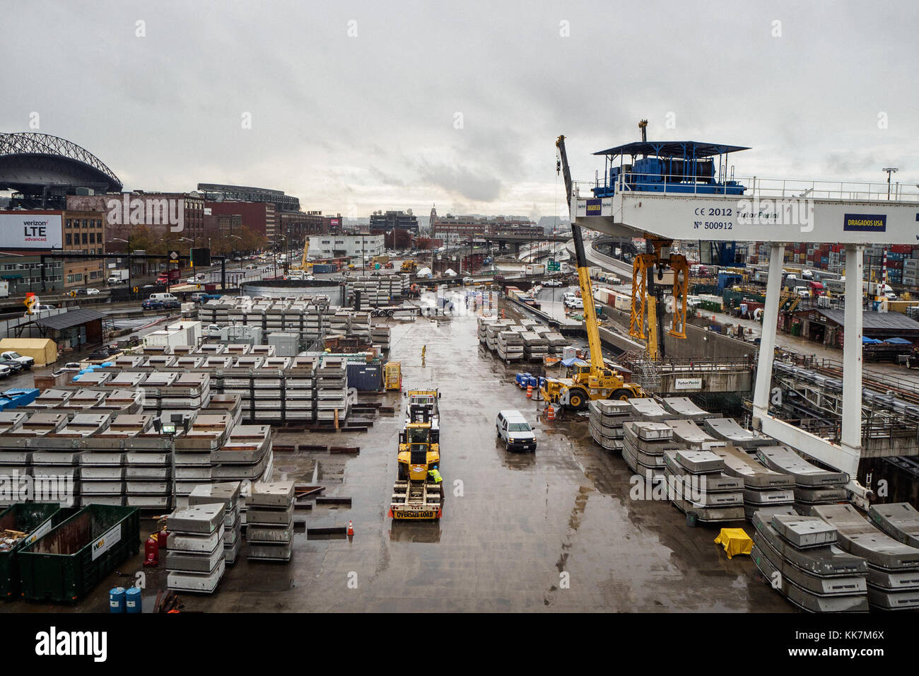 Dutzende von gekrümmten konkrete Segmente sind in der Nähe des Launch Grube, die auf der rechten Seite dieser November 2016 Bild sichtbar ist gespeichert, unterhalb der White Crane. Besatzungen Stück der Segmente zusammen Außenwände des Tunnels zu bilden. Es dauert 10 Segmente eine konkrete Tunnel" Ring zu machen." Der tunnel wird von 1.426 Ringen gemacht werden. Stockfoto