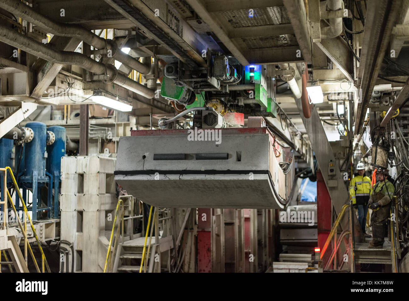 In diesem Dezember 2016 Foto, ein Mitglied der Besatzung an Bord der SR 99 Tunnelling Maschine verwendet eine Fernbedienung zu einem der gekrümmten konkrete Segmente, die zusammengesetzt sind kreisförmige äußeren Wand des Tunnels zu liefern. Stockfoto