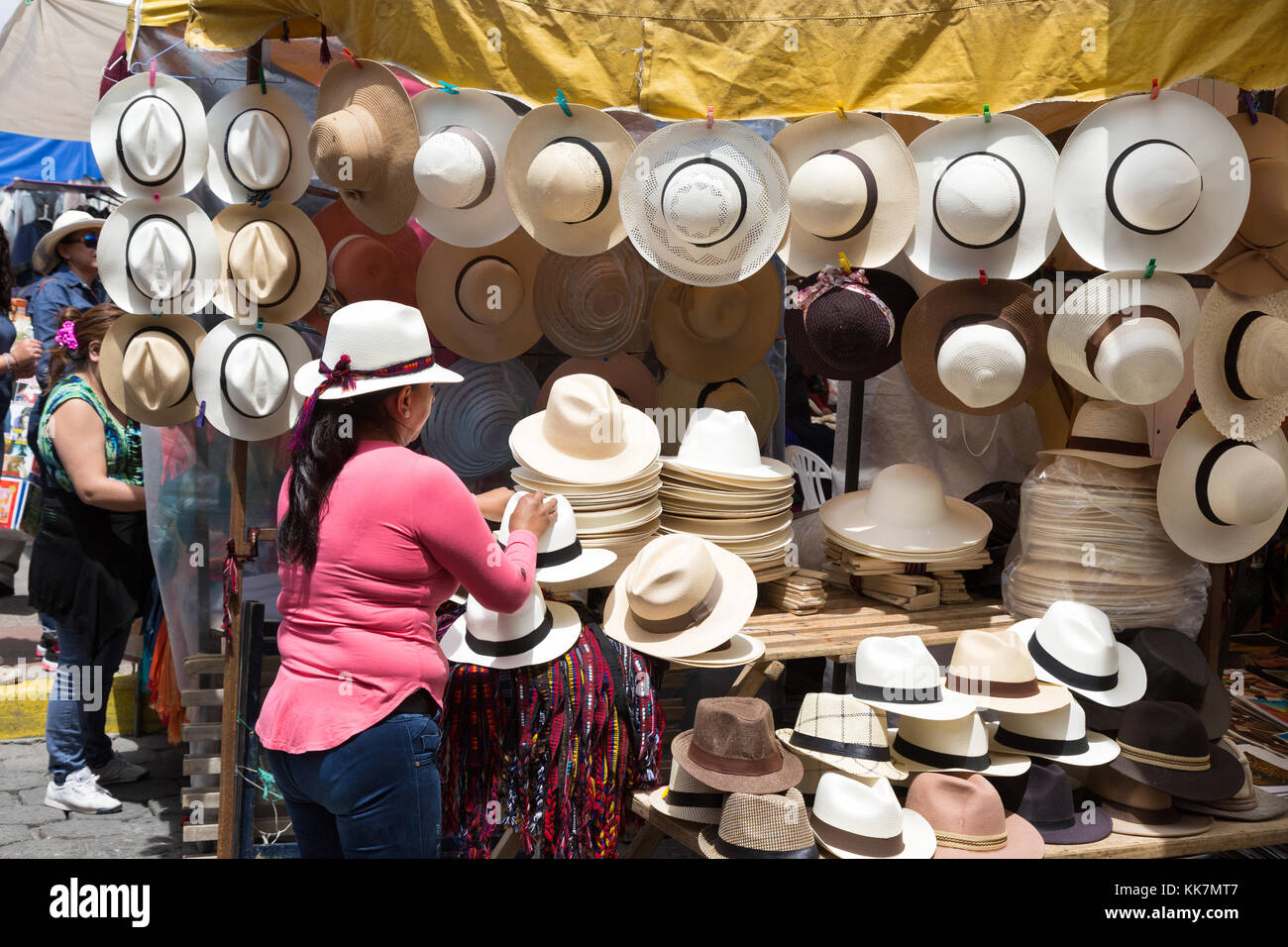 Ecuador - Panama Hut stall und standbesitzer, Otavalo Markt, Otavalo, Nördlichen Ecuador Südamerika Stockfoto