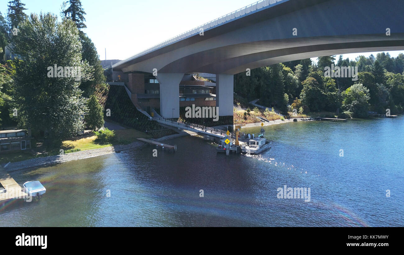 Die hier abgebildete Brückeninstandhaltungsanlage SR 520 ist LEED-Silver zertifiziert und Teil des Engagements von WSDOT zur Verbesserung der Nachhaltigkeit im Transportwesen. September 1, 2017 - unter der Brücke 37035726532 o Stockfoto