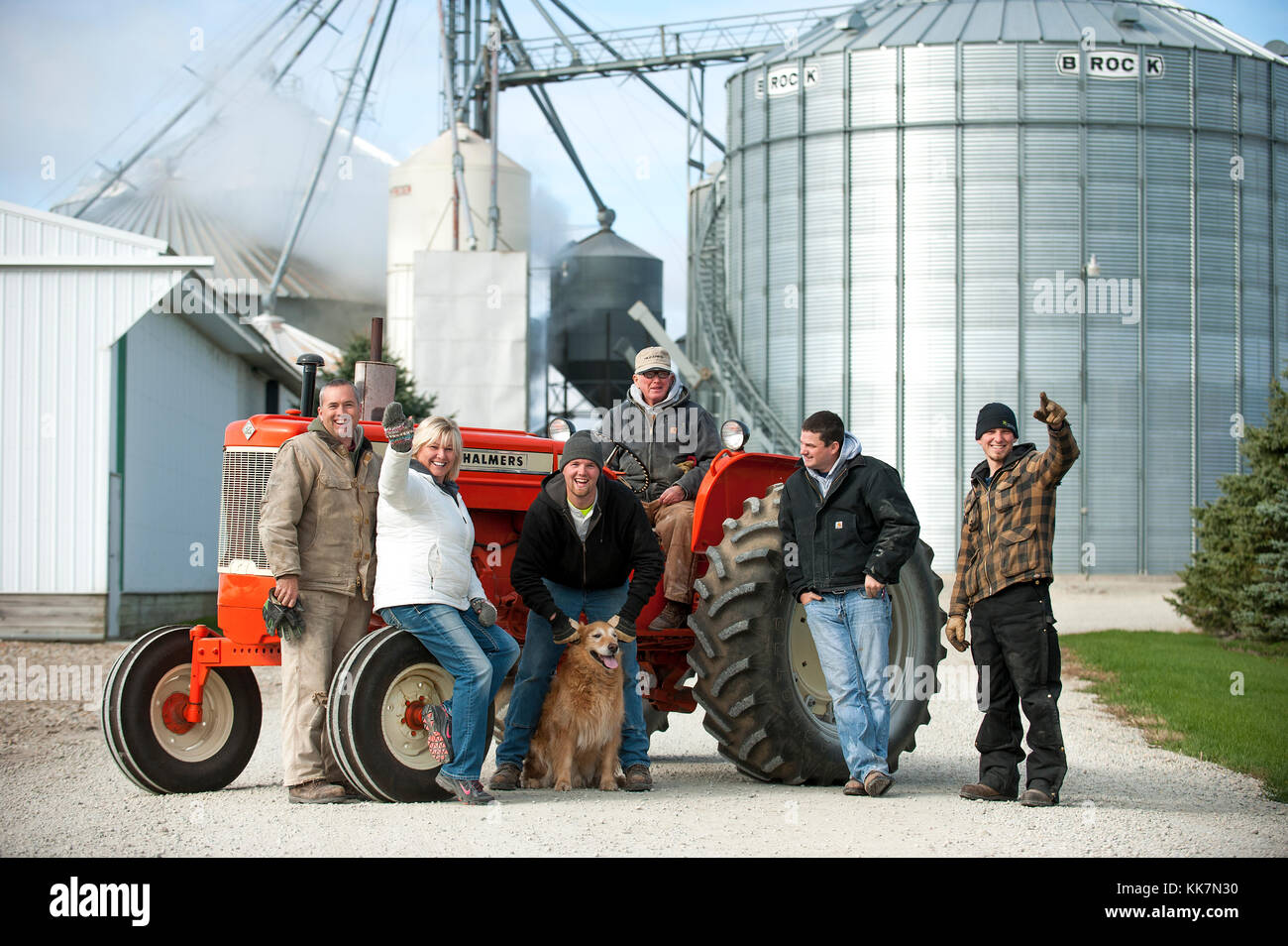 Drei Generationen der Familie Portrait auf ihre klassischen Allis Chalmers - TRAKTOR AUF IHRER FARM IN BLOOMING Prairie, Minnesota. Stockfoto