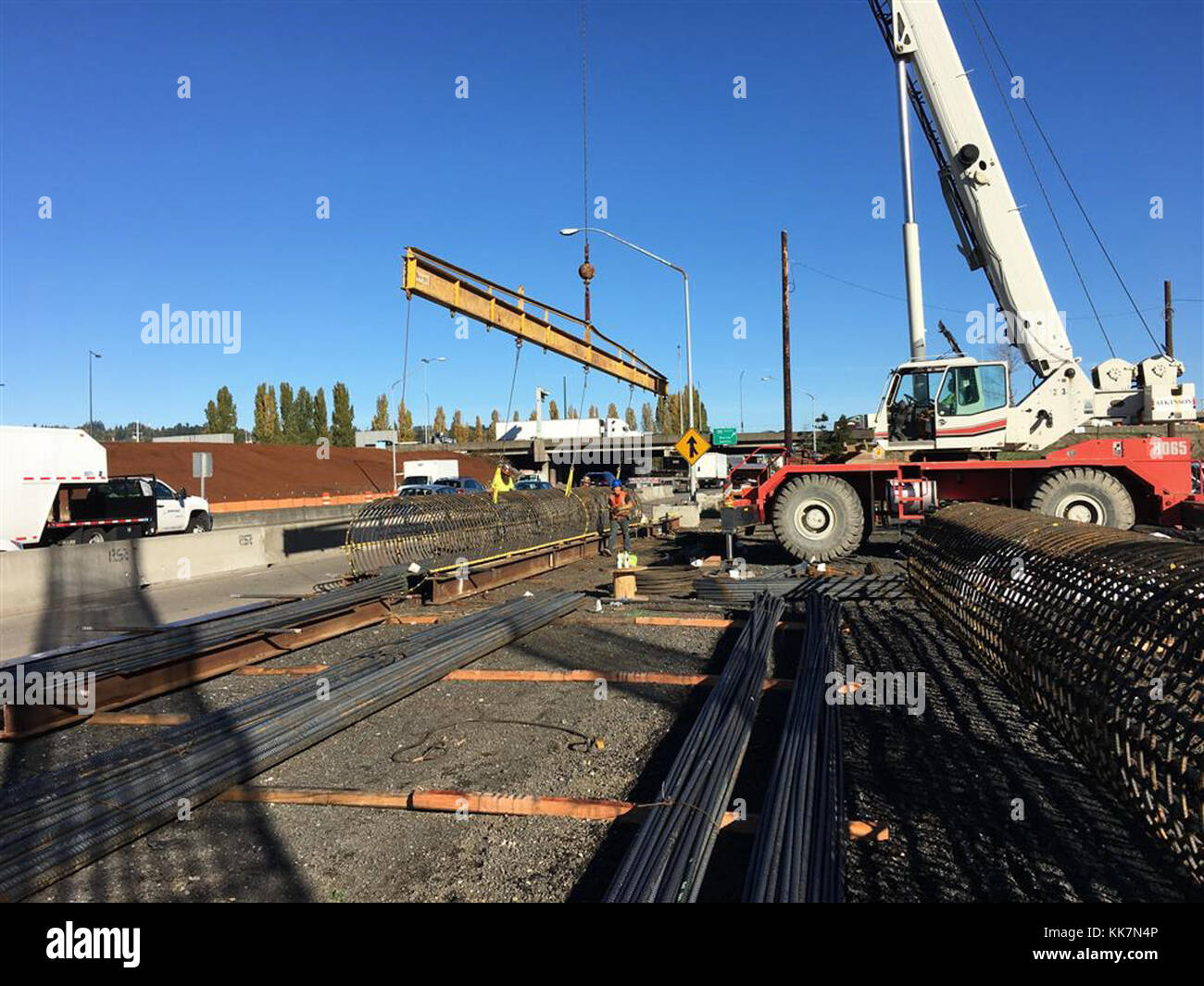 Bauleute binden die Stützen der Überflyover Ramps am 24. Oktober 2017 in Renton für das I-405/SR 167 Interchange Direct Connector Projekt. Bindungsstab der Säulen 24599978358 o Stockfoto