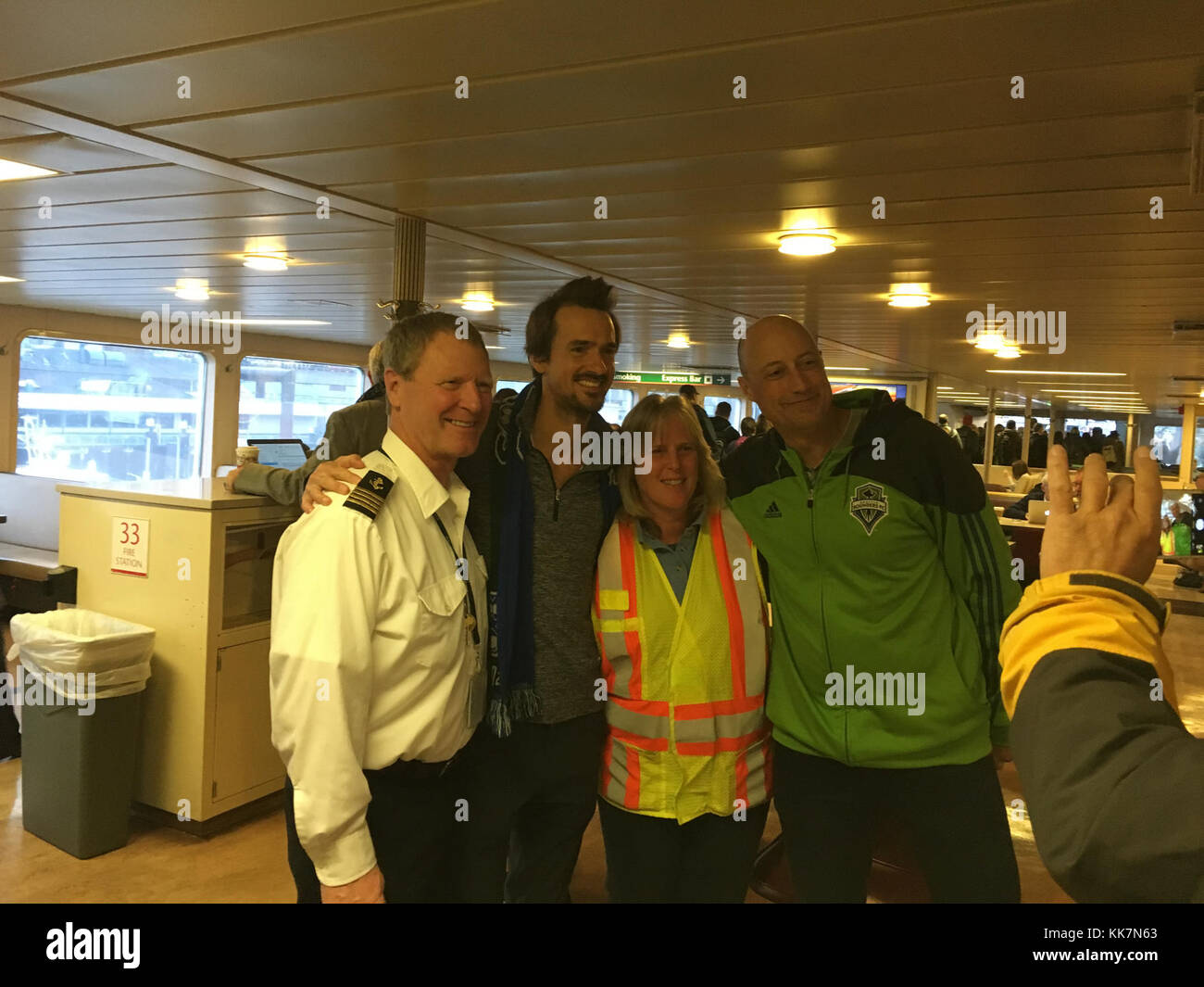 Die Sounders-Legenden Roger Levesque und Kasey Keller posieren mit Wenatchee Ferry Capt. Fee und Crew Donnerstagmorgen. Ziemlich ein Team 38118274041 o Stockfoto
