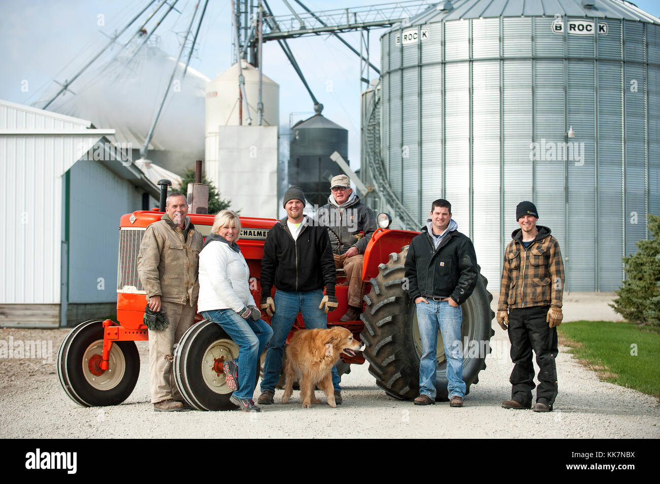 Drei Generationen der Familie Portrait auf ihre klassischen Allis Chalmers - TRAKTOR AUF IHRER FARM IN BLOOMING Prairie, Minnesota. Stockfoto