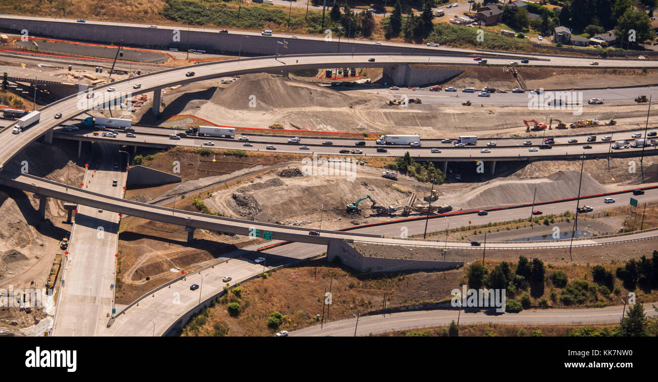 In der Mitte dieses Fotos des Neuausrichtungsprojekts I-5-SR 16 ist eine Steinbrechoperation zu sehen. Weitere Informationen finden Sie unter /Projects/I5/SR16ReAlignment/ ( /Projects/I5/SR16ReAlignment/ ) oder im WSDOT Blog: wsdotblog.blogspot.com/2017/07/on-site-recycling-maximize... ( wsdotblog.blogspot.com/2017/07/on-site-recycling-maximizes-resources.html ) Baustelle für I-5SR 16 HOV Steckverbinder Projekt 35508185923 o Stockfoto