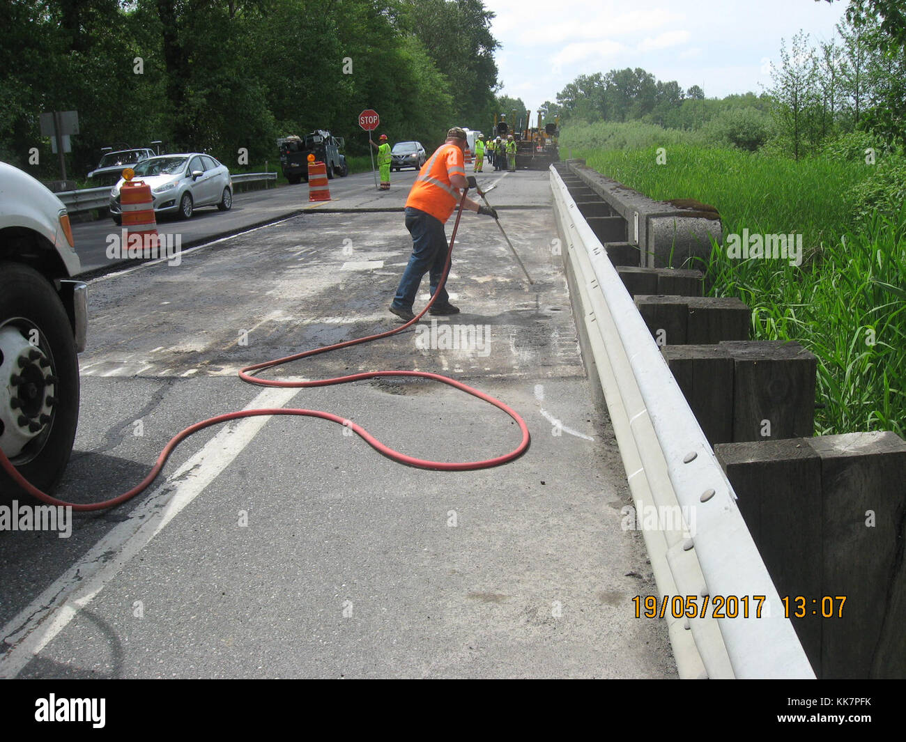 Die Bauunternehmer von Granite Construction haben das Frühjahr damit verbracht, diese Strecke der Autobahn - von Fruitdale Road/milepost 67 bis zur östlichen Betongrenze/milepost 91 - für die Sanierung vorzubereiten. Sie haben Brückendecks neu gebaut, eine tiefe Straßenreparatur durchgeführt und kilometerlange Rissabdichtung durchgeführt, um die Straße für die Erhaltung vorzubereiten. Diese Arbeit muss im trockenen Zustand durchgeführt werden und braucht warme Tage, um auch zu trocknen. Diese Vorbereitungsarbeiten sowie die Sanierung später in diesem Sommer erfordern Lane Schließung und längere Verzögerungen werden durch die Arbeitszonen erwartet und Mannschaften sicherstellen, dass die Materialien richtig trocknen, bevor sie zulassen Stockfoto