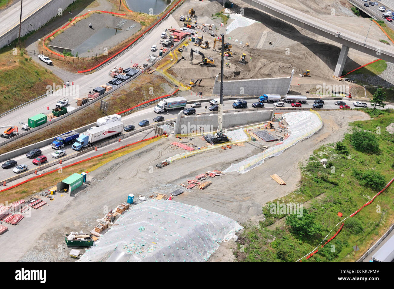 Dieses Foto zeigt Besatzungen, die die Abutments auf der neuen I-5-Brücke in Richtung Norden füllen. Träger für die neue Brücke werden in der Woche vom 19. Juni während der Nachtstunden installiert. Projektinformationen finden Sie hier: /Projects/I5/SR16Realignment/ ( /Projects/I5/SR16Realignment/ ) Neue I-5-Brückenabutments nach Norden 34428132924 o Stockfoto