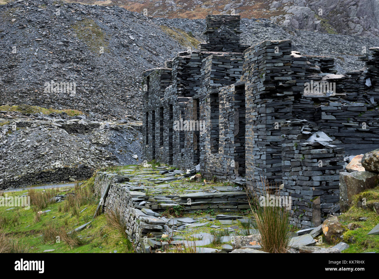 Die Ruinen der alten Schiefergrube Gebäude am cwmorthin, tanygrisiau, North Wales. Ein alter Steinbruch in die Berge, jetzt eine beliebte Gegend mit Wanderern. Stockfoto