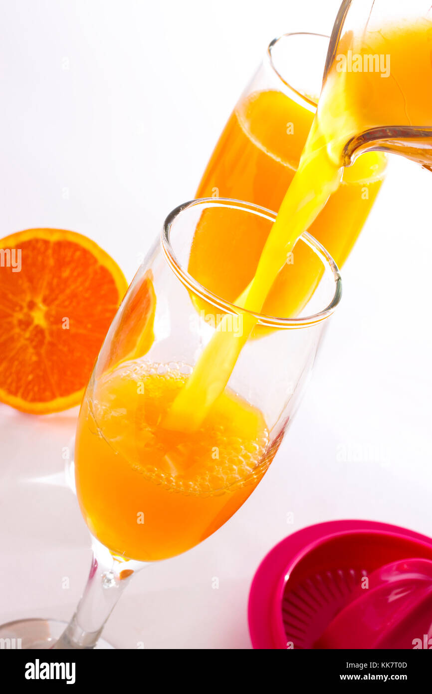 Cristal Glas gießen Orangensaft in ein Glas und Glas im Hintergrund. Stockfoto
