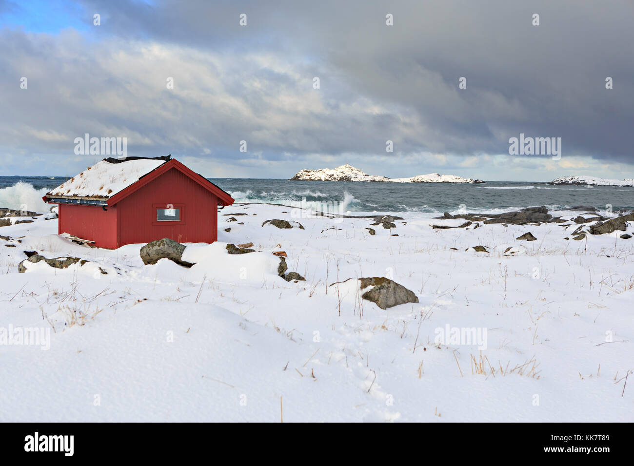 Die Küste der Barentssee in der Nähe von ramberg Dorf auf den Lofoten Inseln, Norwegen Stockfoto