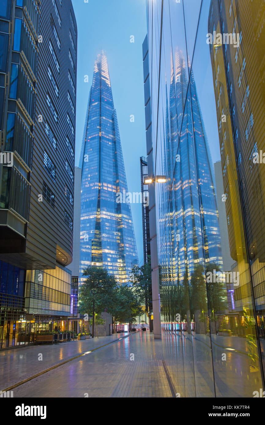 London, Großbritannien - 19 September, 2017: Die Ansicht von mehr London Riverside in der Dämmerung zu Shard. Stockfoto