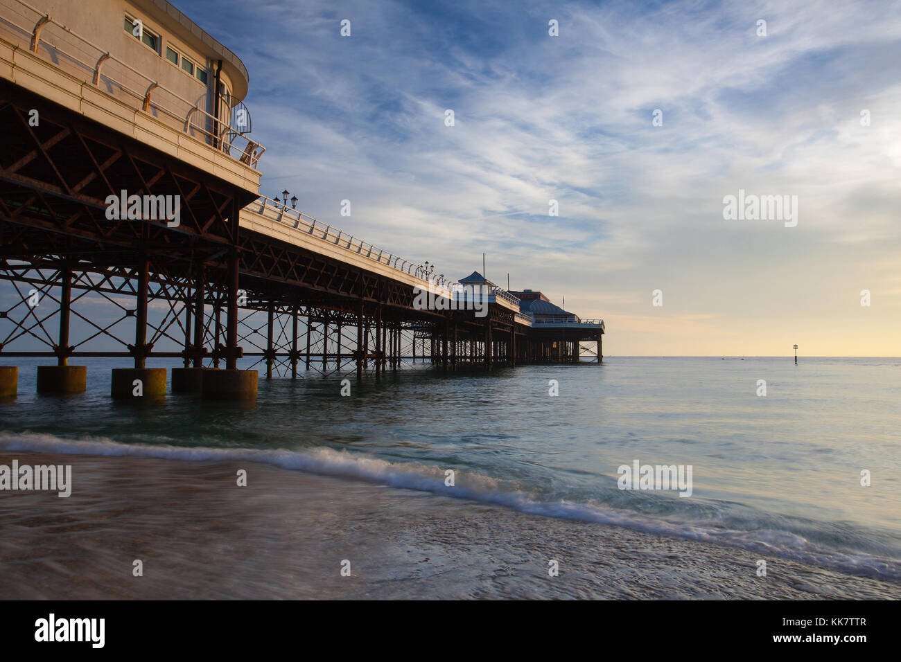 Cromer Beach und viktorianischen Pier in Norfolk bei Sonnenaufgang, Großbritannien Stockfoto