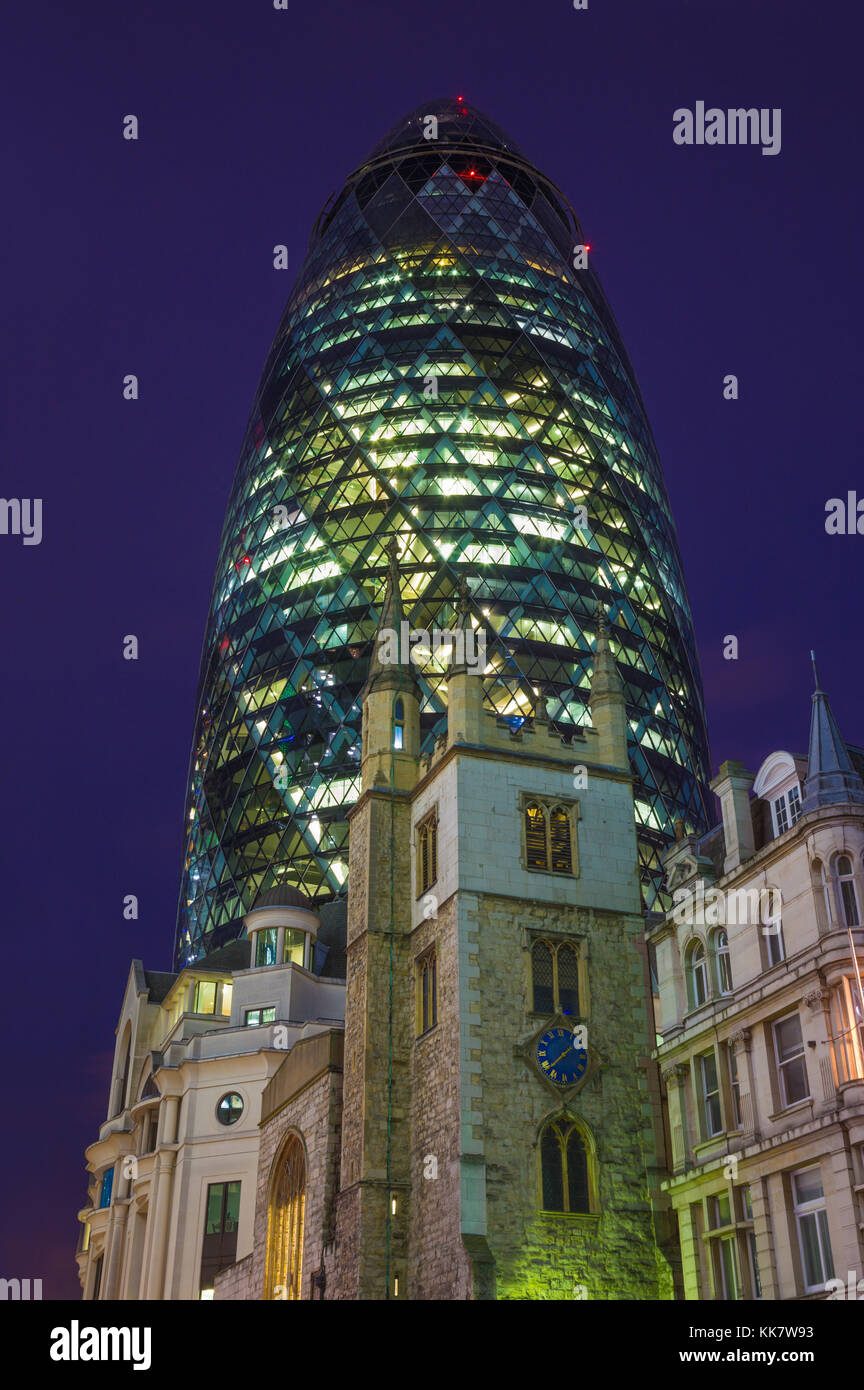 London, Großbritannien - 18 September 2017: The Gherkin Turm der Kirche St. Andrew undershaft in der Abenddämmerung. Stockfoto