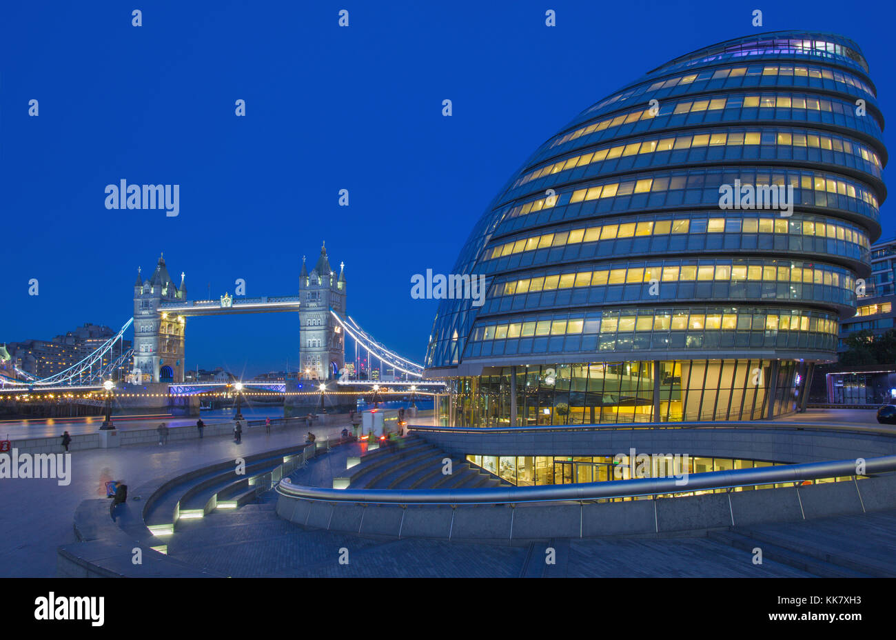 London, Großbritannien - 19 September, 2017 - die Tower Bridge, Promenade mit dem modernen Rathaus Gebäude in der Dämmerung. Stockfoto