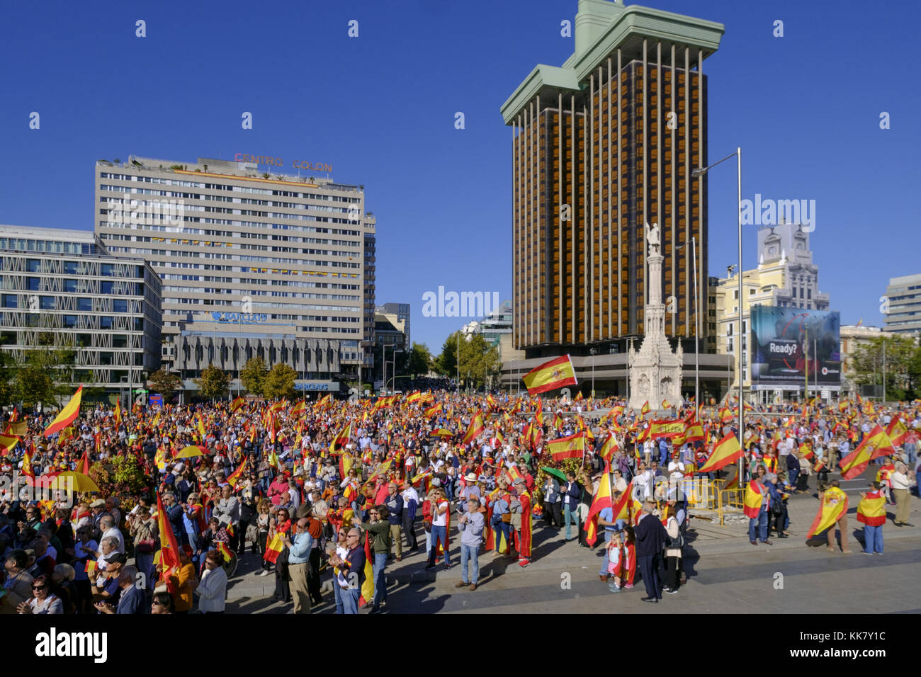 Pro-Spanien Demonstranten wave spanischen nationalen Flaggen in Colón während eines Protestes für spanische Einheit. Die regionale Wirtschaft des Katalanischen, das ungefähr ein Fünftel der spanischen Bruttoinlandsprodukt, ist in Gefahr, da immer mehr Unternehmen up Sticks inmitten der Bedrohung der Unruhen mit: Atmosphäre, Wo: Madrid, Spanien Wann: 28 Oktober 2017 Quelle: Oscar Gonzalez/wenn.com Stockfoto