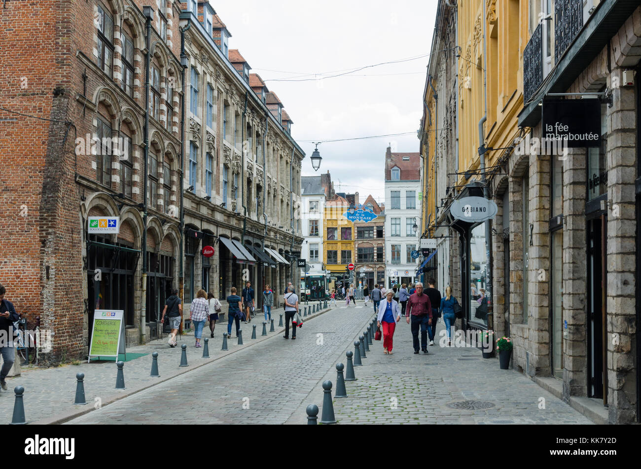 Alte Gebäude, in denen sich Geschäfte und Restaurants in der Rue de la Monnaie in der Altstadt von Lille, Nordfrankreich Stockfoto