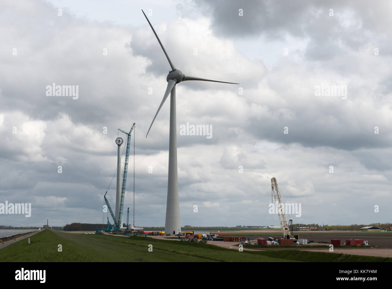 Einer der weltweit größten Krane an Land baut 600 Meter hohe Windmühlen Stockfoto